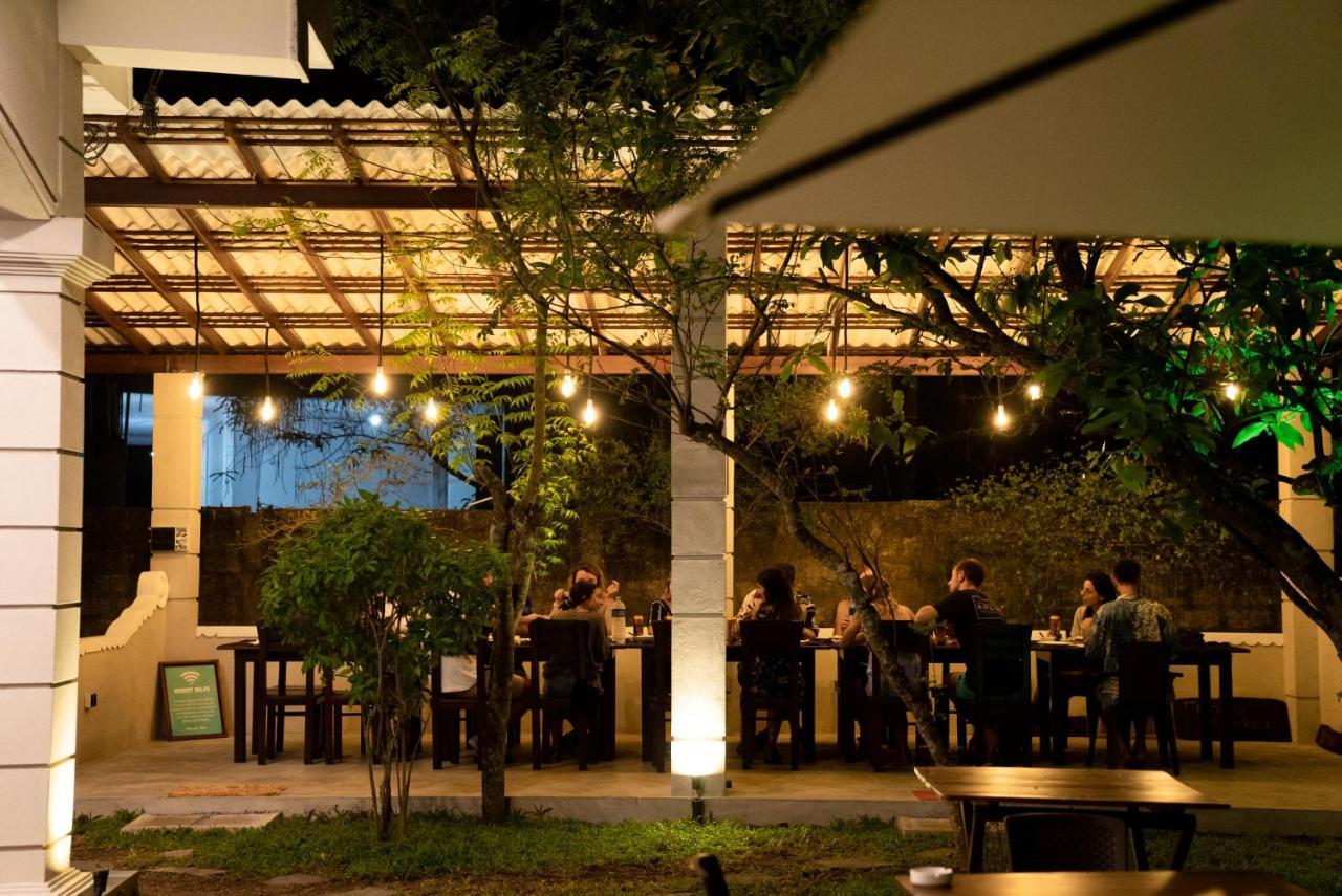Plantation Surf Inn & Restaurant - Midigama Midigama East Exterior foto