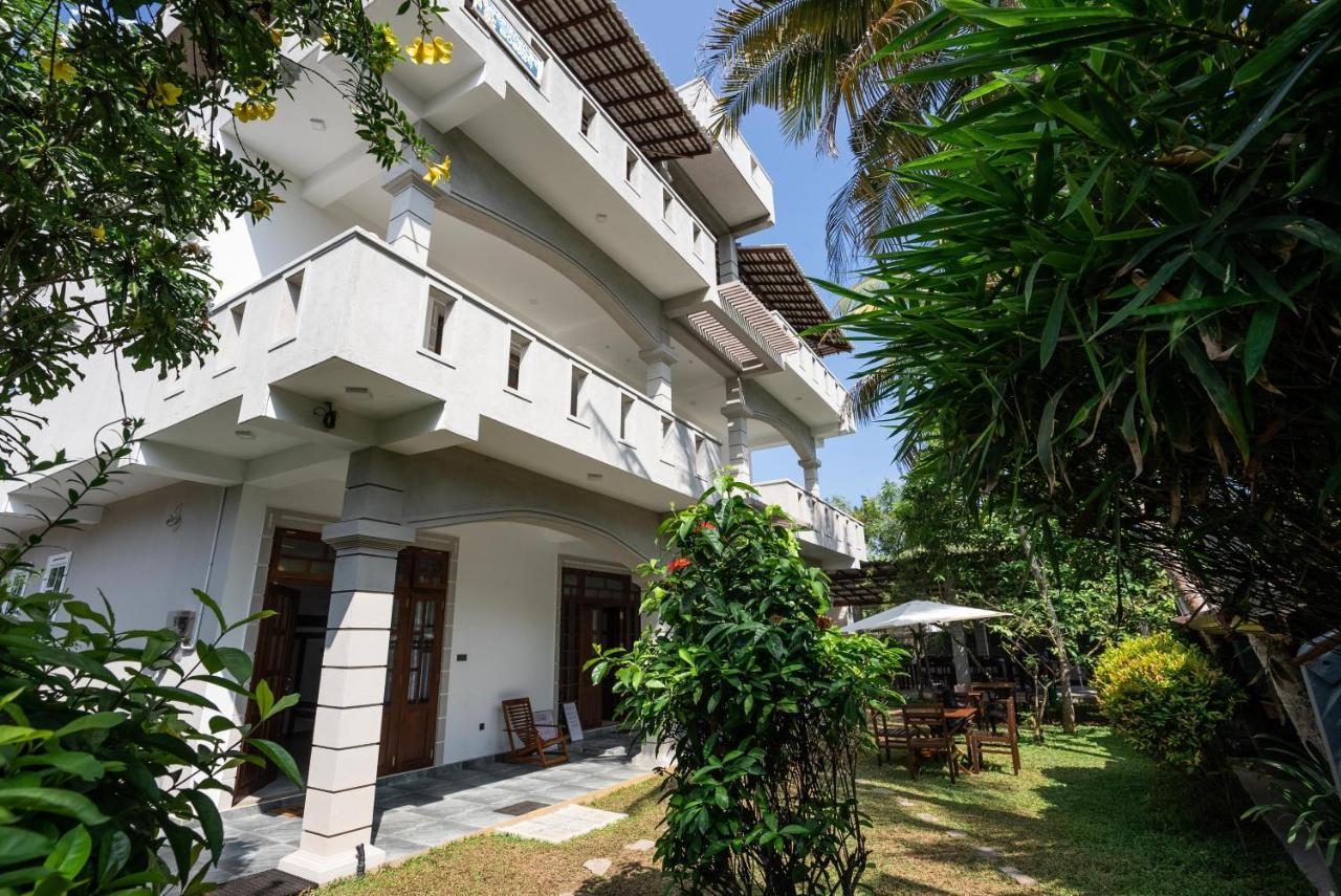 Plantation Surf Inn & Restaurant - Midigama Midigama East Exterior foto
