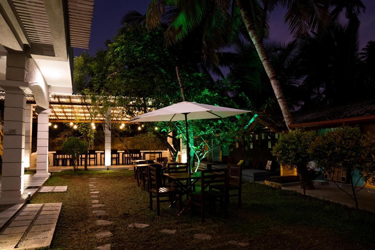 Plantation Surf Inn & Restaurant - Midigama Midigama East Exterior foto