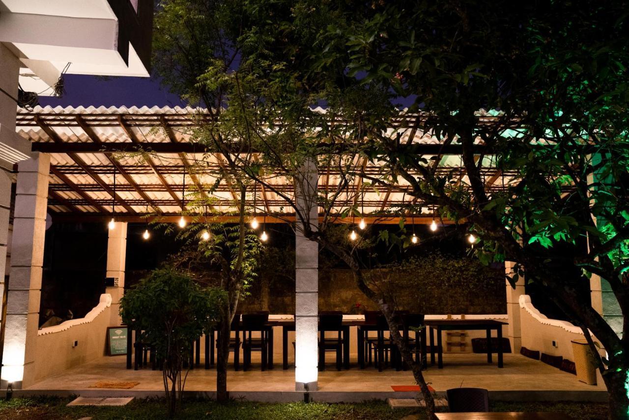 Plantation Surf Inn & Restaurant - Midigama Midigama East Exterior foto