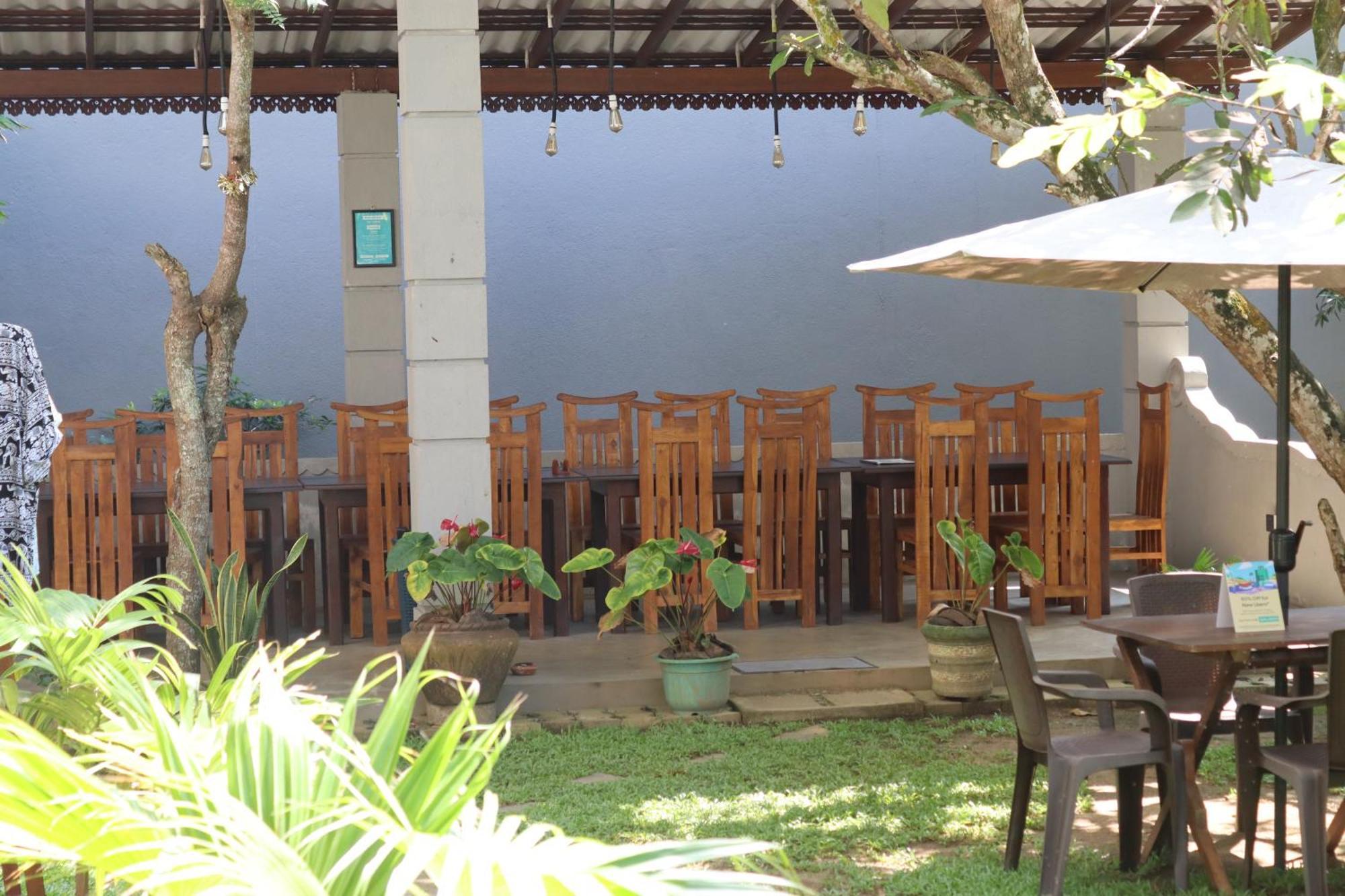 Plantation Surf Inn & Restaurant - Midigama Midigama East Exterior foto