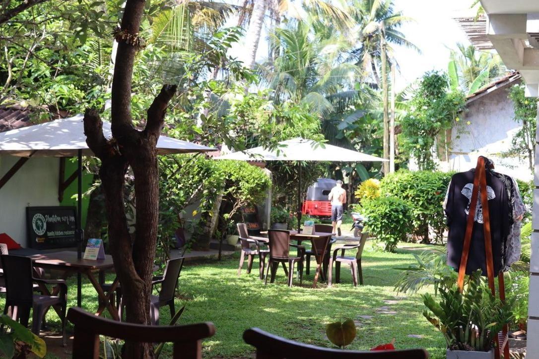 Plantation Surf Inn & Restaurant - Midigama Midigama East Exterior foto