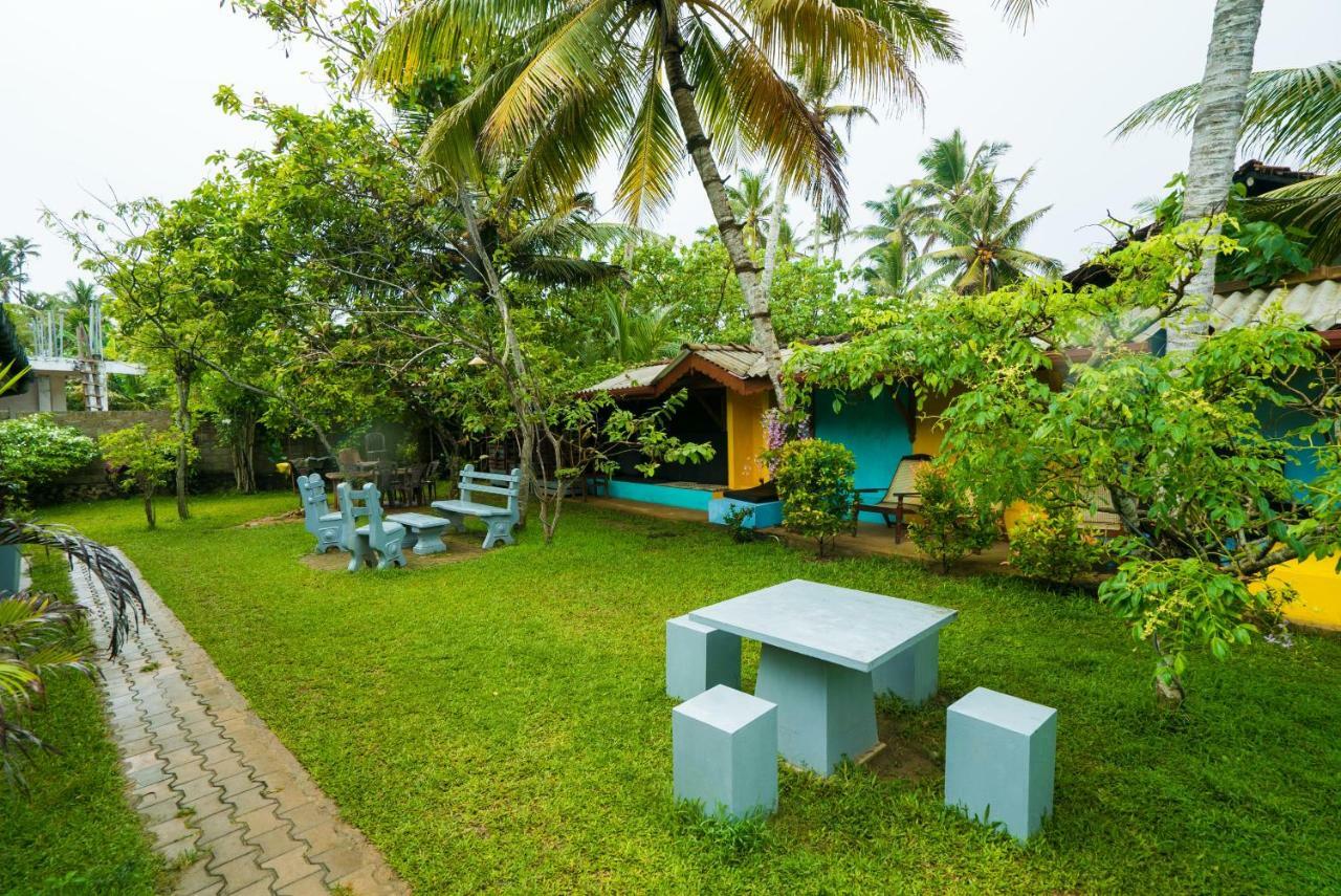 Plantation Surf Inn & Restaurant - Midigama Midigama East Exterior foto